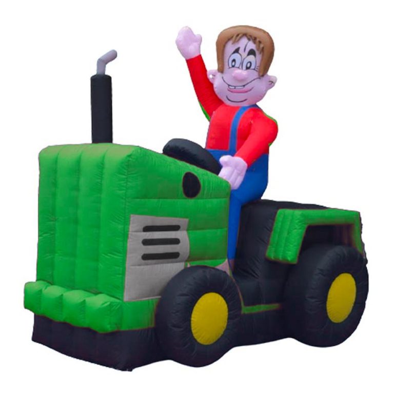 jongen op rode opblaasbare tractor