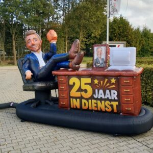 Kantoorman achter bureau