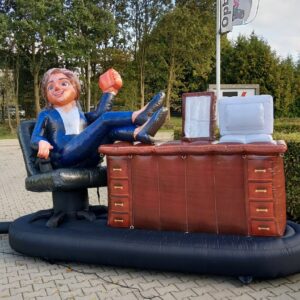 Kantoorvrouw met bureau